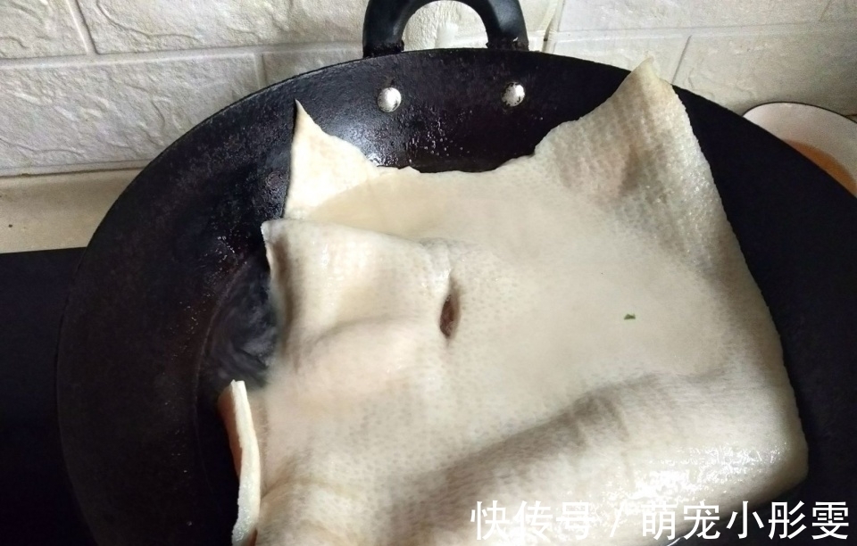 猪皮|它价格比猪肉低,10块钱做一盆切切就上桌,看到最后:果然是简单