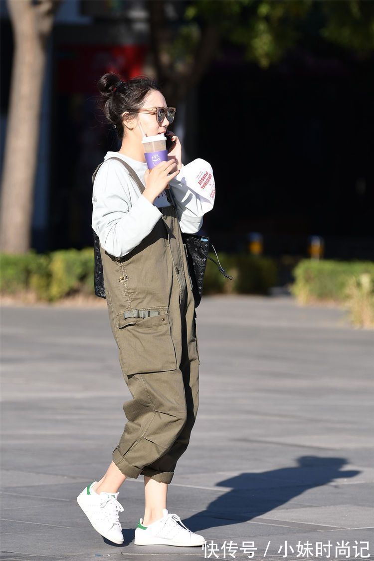 时尚 街拍:美女的牛仔裤裤脚被剪了一下,秀出小腿的位置,非常个性!