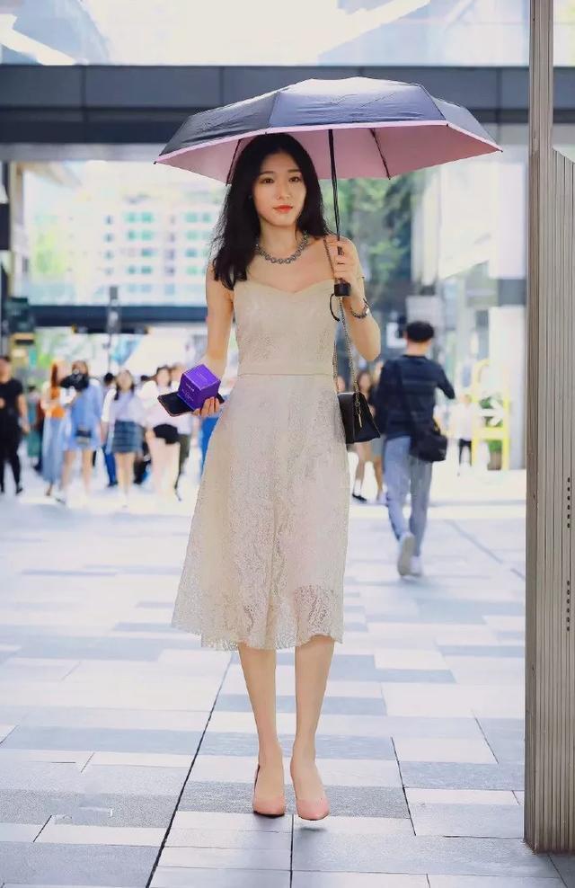 典雅|小姐姐身穿吊带连衣裙,清新淡雅的米白色,高贵又典雅