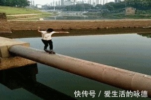 |搞笑GIF：姑娘你的头好重啊，吓着汪星人了，还能不能让它好好睡觉了