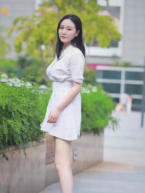 街拍美女穿着非常的清新,又很甜美,看起来很显白