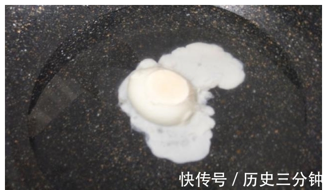 好吃|水煮荷包蛋，冷水下锅还是热水下锅？教你好吃的做法，完整不散开