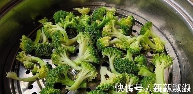 木耳炒鸡蛋|鸡蛋和这3样蔬菜一起炒,营养又低脂,入春后我家1周吃5次,太鲜了