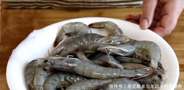 春天,教你大虾新吃法,一煮一拌,香辣入味,上桌家人都爱吃