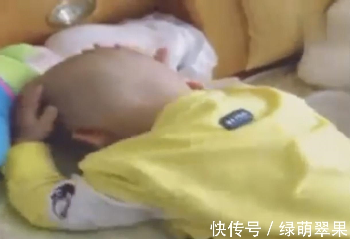 小宝宝|宝宝熟睡后妈妈给他理个发型,一觉醒来宝宝谁也不理,笑喷了