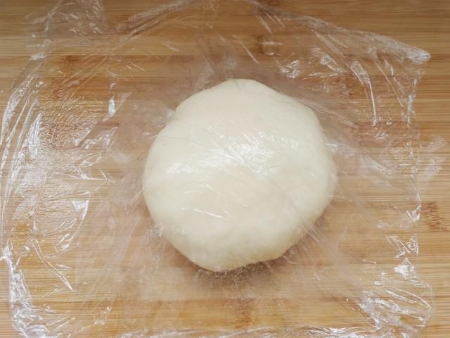 面粉中倒入开水搅一搅,做出来的糖糕个个空心鼓大泡,外酥里软