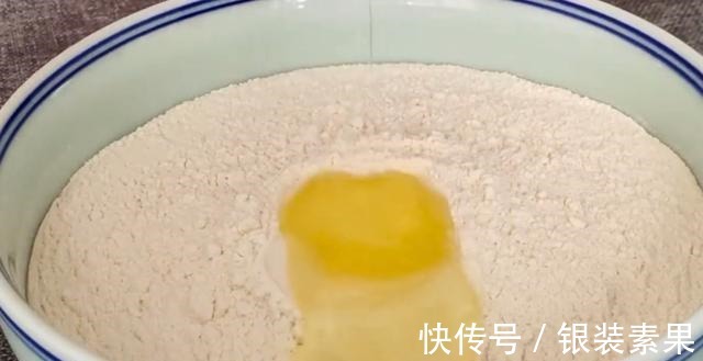 发面直接加酵母粉和白糖是大错,教你一小妙招,发面只需10分钟