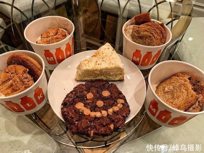 28个巨石强森的菜单，满满一桌子太能吃，还边吃边看电影太享受