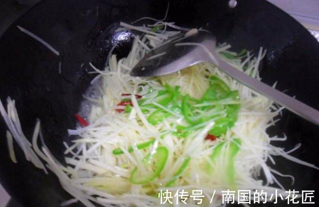 土豆丝|炒土豆丝时，先放醋还是后放醋？很多人都做错了，难怪不好吃！