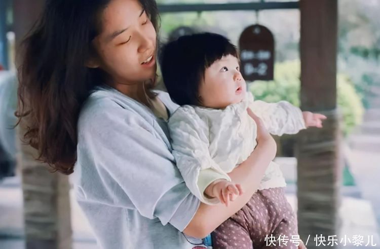 妈妈|经常被妈妈抱,和总躺在婴儿床上的宝宝,到底在哪些方面有差距?