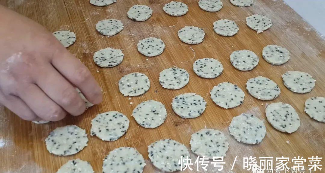 松软|芝麻饼干新做法，锅里一烙，松软香甜不加油，没烤箱也能一次成功
