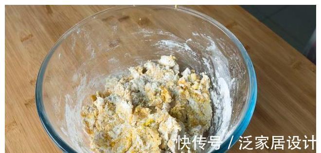 烤盘|红薯最好吃又简单的做法，打入2个鸡蛋，不用加水，出锅金黄诱人