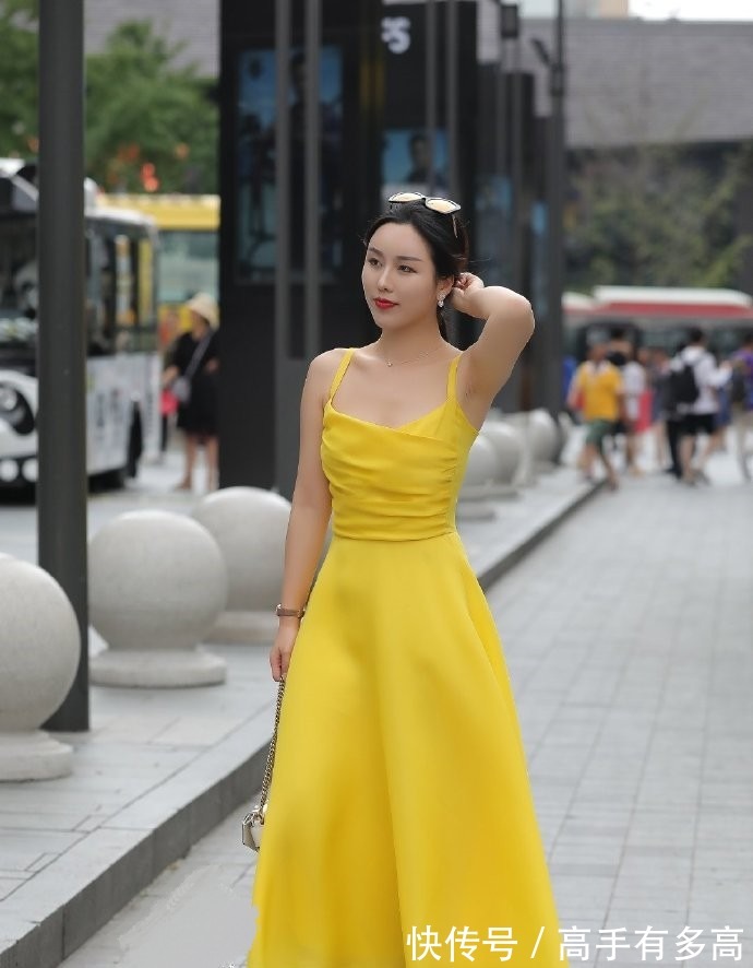 凉高|穿着“珍珠链”凉高，配着长款连衣裙，要多迷人就有多迷人