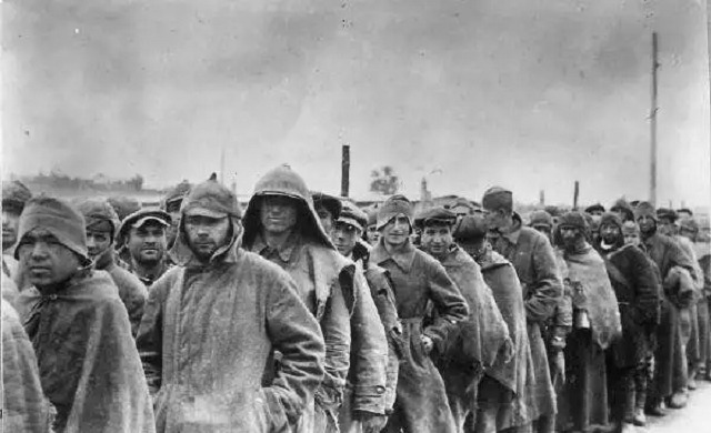 战俘营|二战中的奇葩国家,喜欢投降,还自建战俘营把自己关进去