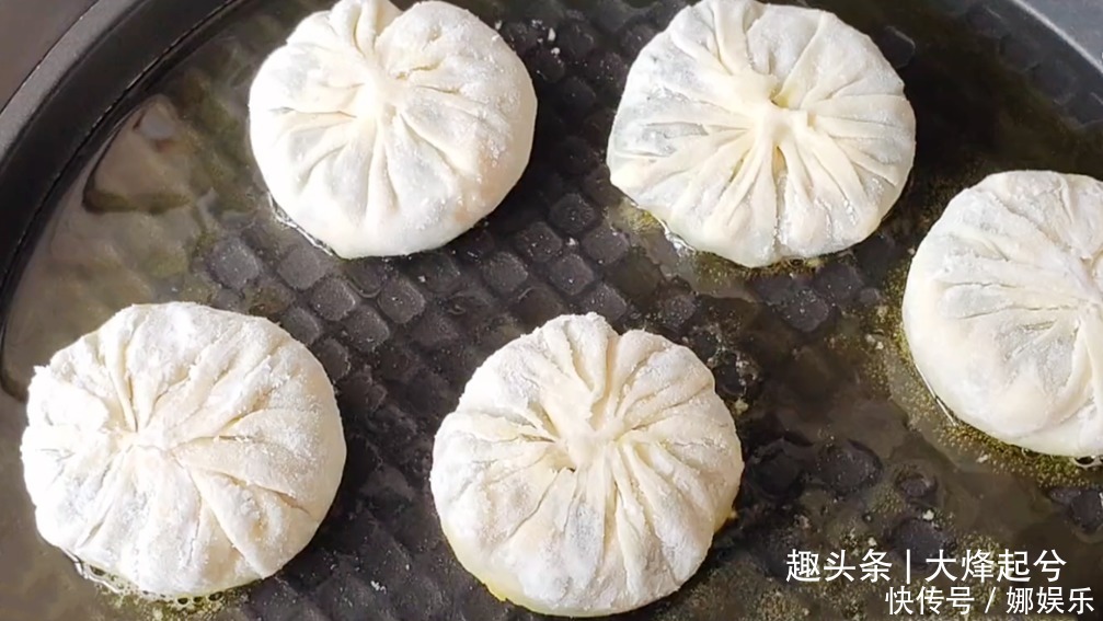 懒人韭菜饼,不揉面不擀面,皮薄馅足,十几分钟就搞定,比吃肉香