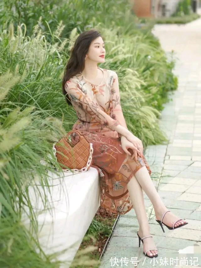 卡其色 卡其色包身与裙子相呼应,把秋日感拉满,与秋天撞个满怀