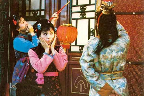 晴雯&贾宝玉送2条旧手帕,到底是啥情谊,让黛玉浑身火热,满面通红?