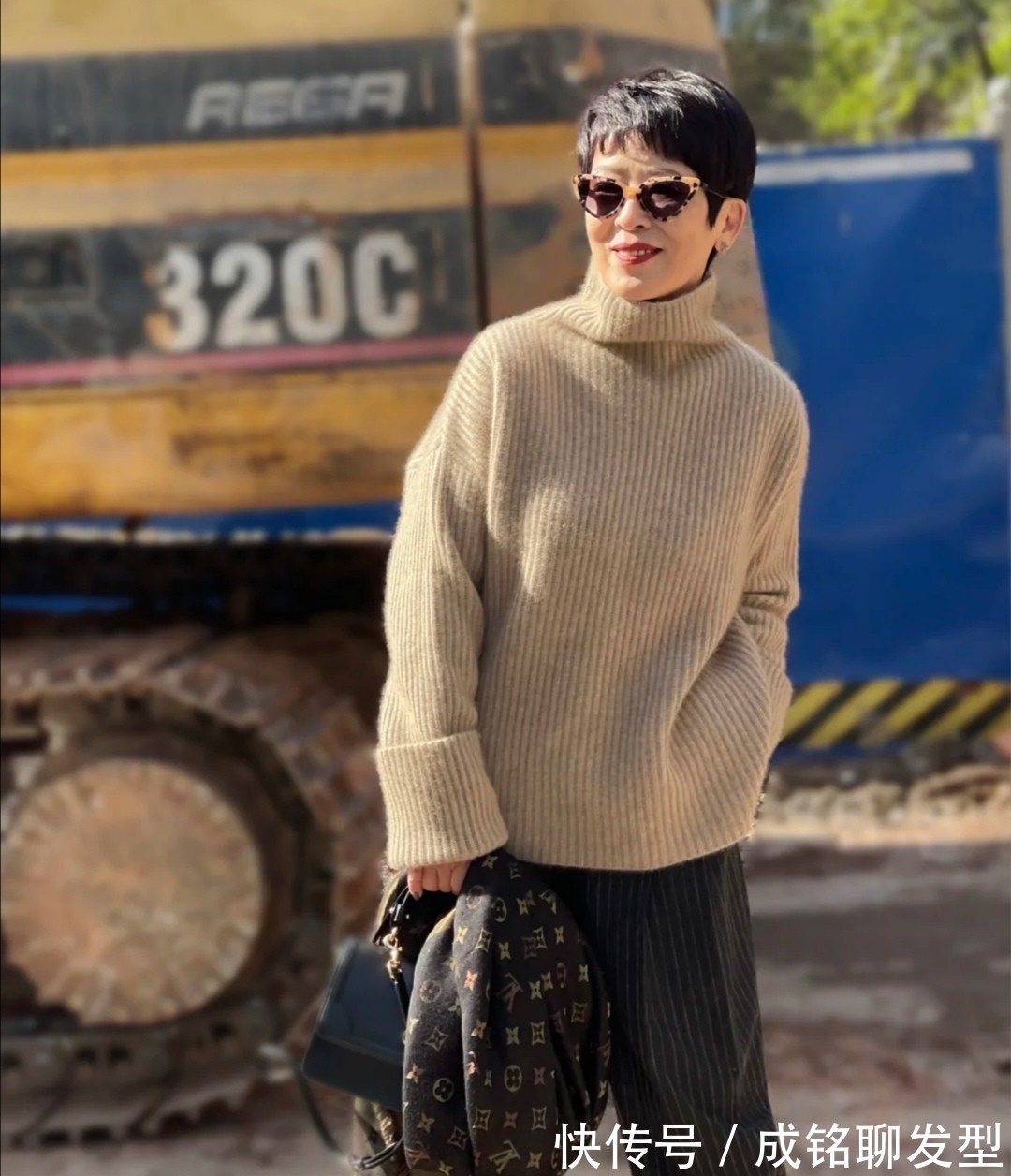 时尚|这几位阿姨太会穿了,简约随意又自然,时尚减龄不装嫩,还挺有范