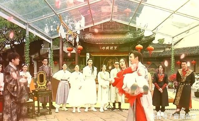 b张彬彬公主抱baby,手放得位置很讲究,跟抱景甜时不一样