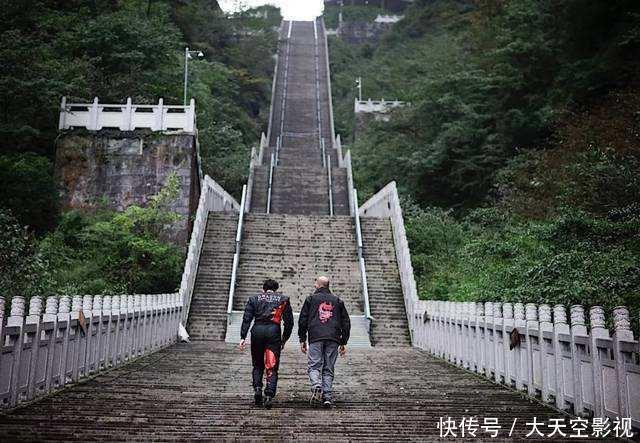 牛人驾驶路虎挑战天门山，直接冲上999阶天梯，镜头记录过程！