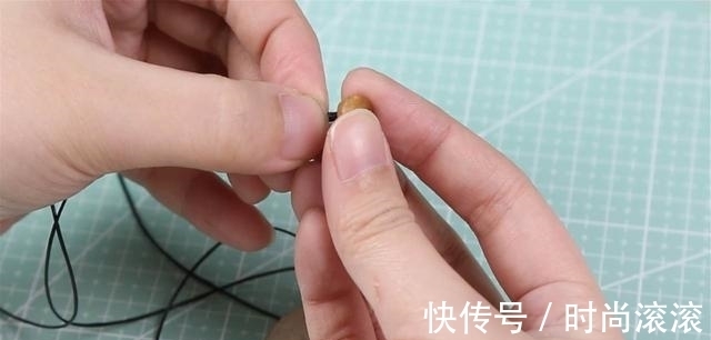 项链|姐姐只是在木片上面画了几笔,做出来的项链,也太好看了