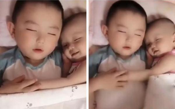 好奇|熟睡的兄妹俩脸上挂着笑意,妈妈好奇的掀开被子,真是暖哭了