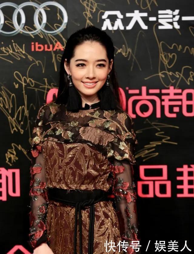 白水|路人街拍,姑娘肤白水嫩很漂亮,满满的贵气感