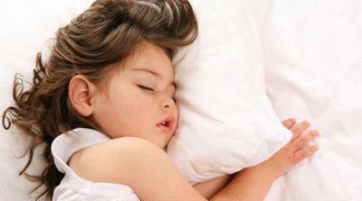 区别|“睡枕头”与“不睡枕头”的孩子,区别很大,影响颜值和身体