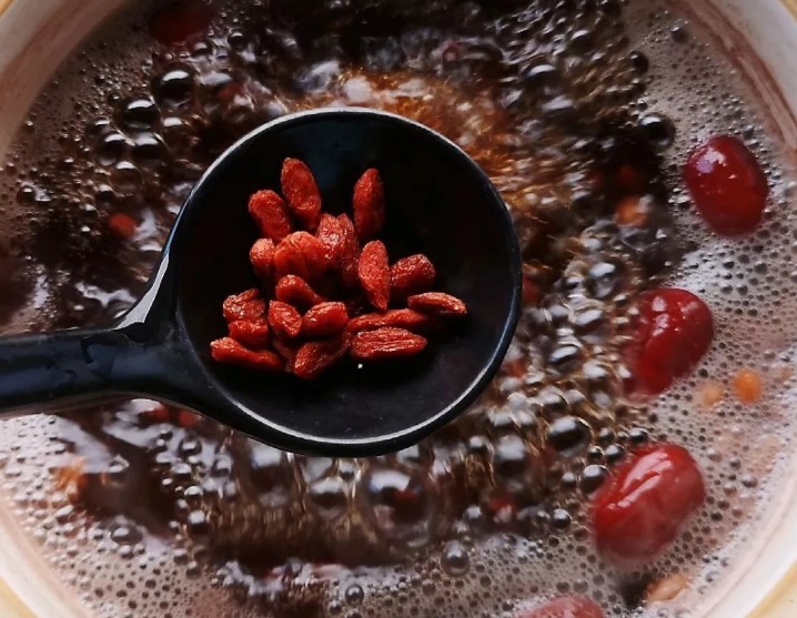 红糖|入秋后,在家常做“五红汤”,三天两头喝一次,脸色红润气色佳