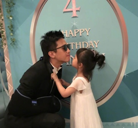 跑男|邓超晒和女儿聊天记录，引发网友共鸣，终于理解他为何退出跑男了