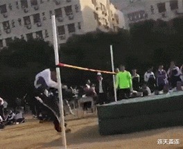 |搞笑GIF:小姐姐过个生日还被嘲讽单身,下次我陪你过吧!