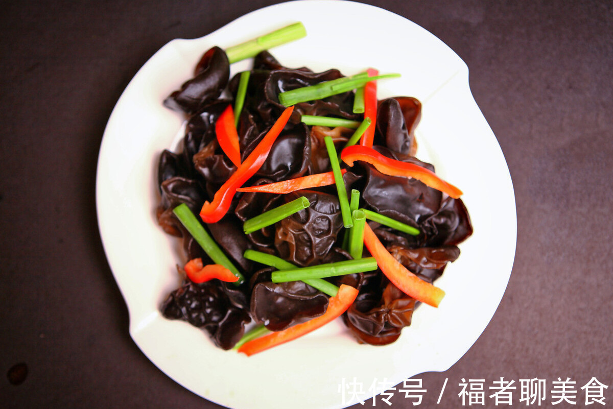 小苏打|木耳切记不要直接泡,教你一招,虫卵全跑掉,10分钟泡得又大又软