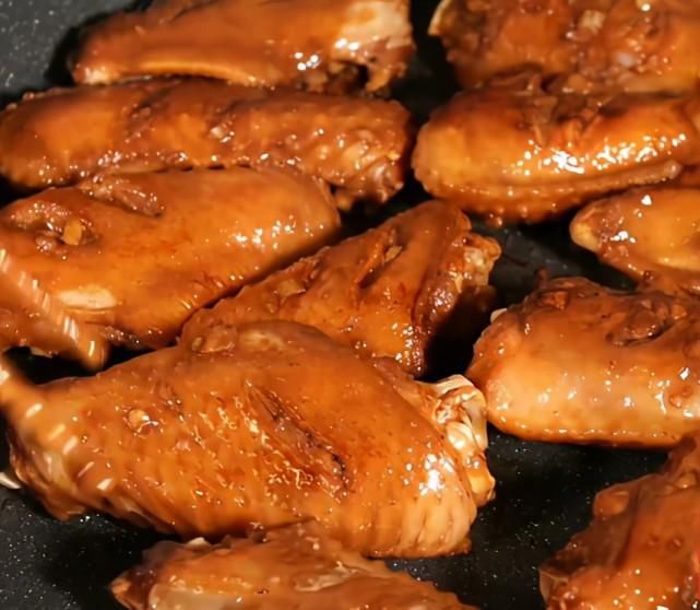  小孩|鸡翅这样做鲜嫩多汁，能把隔壁小孩都馋哭