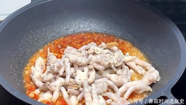 自从知道鸡爪此种做法以后,我家每周做4次,比泡椒鸡爪还好吃