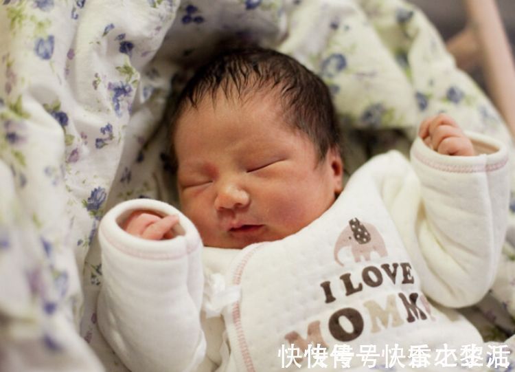 胃部|母乳妈妈“躺喂”成常态,小婴儿深受其苦,怎样喂宝宝更合适?