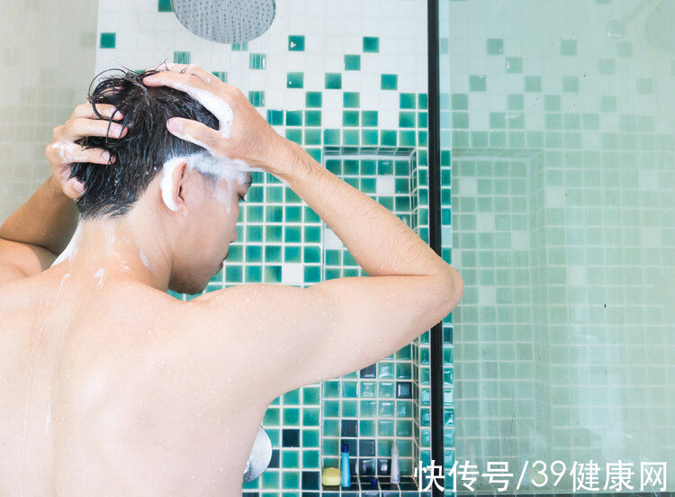 生命|冬天多久洗一次澡更健康？为了生命安全，老年人洗澡要做好这4点