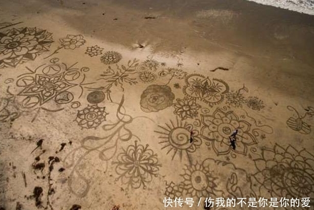 沙滩上|他拿耙子在沙滩挖着什么,当人们走过去全拍手称赞