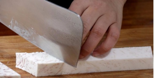 香粉|芋头这样做最好吃,一炸二炒两步搞定,外皮酥脆,内里咸香粉糯