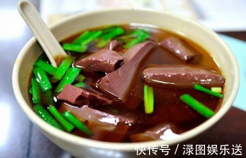 宿便|常吃猪血拉出黑臭宿便,是在清肠道垃圾吗医生讲出实话