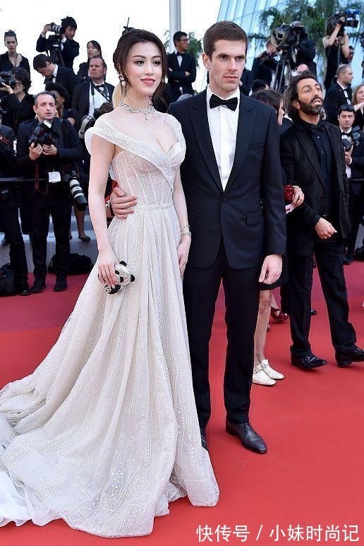 女生们|刘翔前妻挎着外国人,感觉比外国人还白,紧身裙子更显高挑