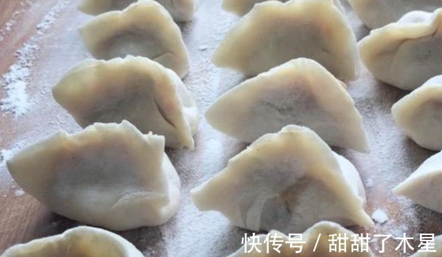 萝卜做馅时,先焯水或者用盐杀水都不对,教你一招,饺子口感特好!
