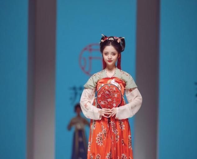 坑了汉服商家和模特,还把责任全推给萤火虫,华裳九州这次真火了