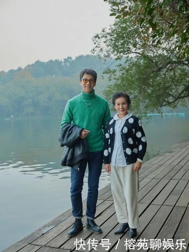 60岁“大妈”时髦火了!穿衣简单又舒服,优雅自信气质不输年龄