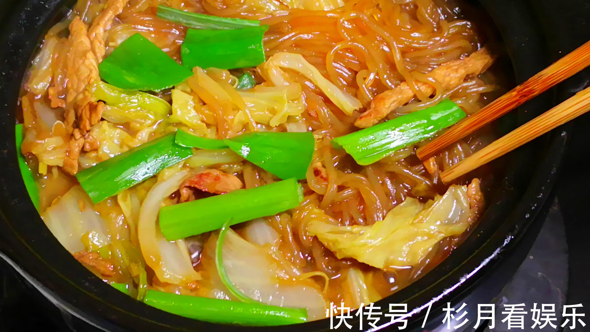 做白菜炖粉条时,要牢记“3要点”,炖出的菜味道正,鲜香四溢!