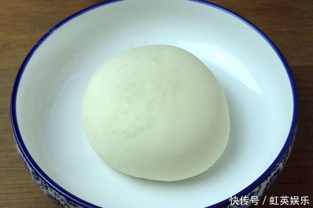包子这样做,薄皮大馅不用发面,10分钟一锅,出锅就被抢光