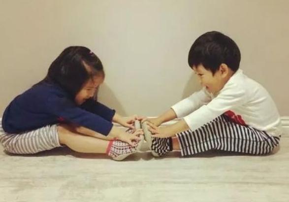 奶奶|“滚”姓爸爸生下龙凤胎不会起名,奶奶随口一说,全家人拍手称赞