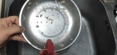 把生姜放进小苏打，真是实用，解决了男男女女一大烦恼，立马学学