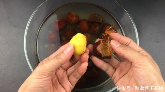 个个|煮板栗,别直接用水煮了!再加一步,板栗自动开口,个个不粘皮儿