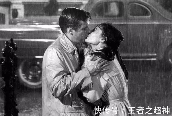 蒂凡尼的早餐 要把风衣穿时髦,今年,这2个时髦点要记好!