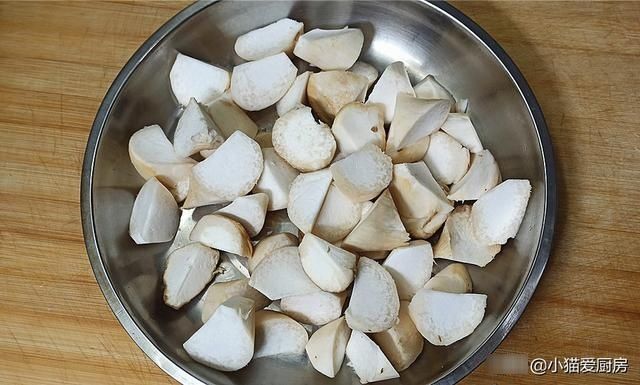 过节我家常吃椒盐杏鲍菇，5块钱做一盘，简单一炸，嚼着比肉香